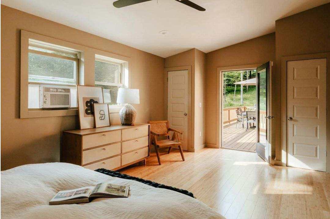 Lateral cabinets with timber finish